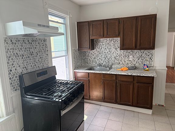 5th image of 867 Eastern Ave