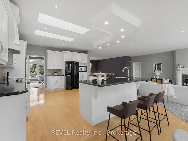 661 Clarence St — Photo 12