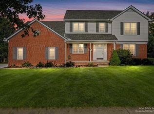 662 Woodhill Dr, Saline, MI 48176