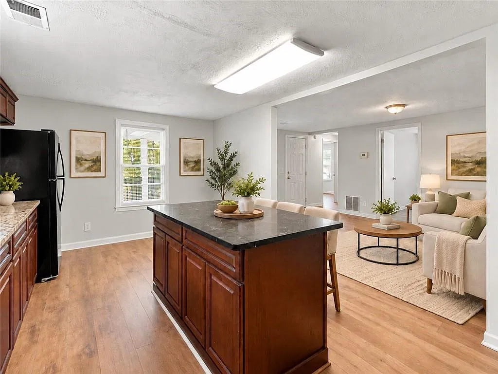 4 bed, 2.5 bath, 1598 sqft, $1,850 — Photo 2
