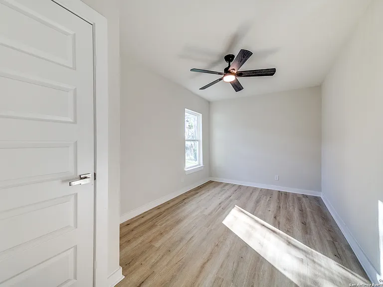 1414 Burleson St — Photo 17