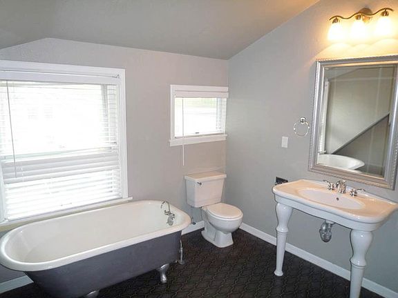 4th image of 202 N Tacoma Ave APT C