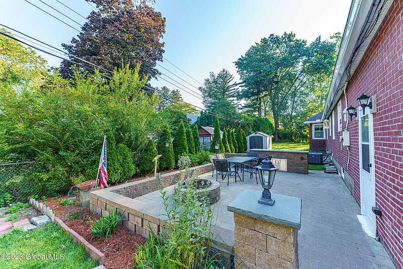 3rd image of 2 Magnolia Court