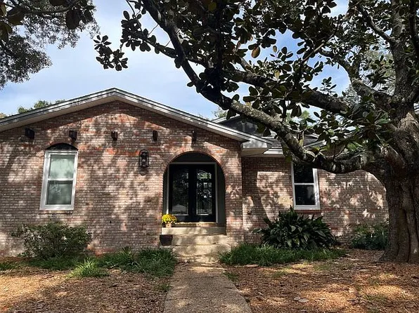4 Pinetree Dr, Gulf Breeze, FL 32561
