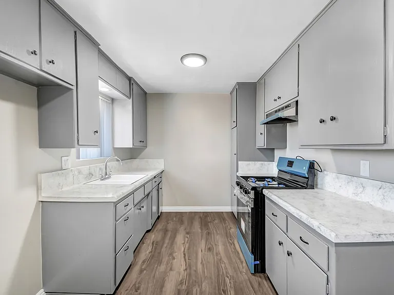 El Royale Apartments — Photo 7