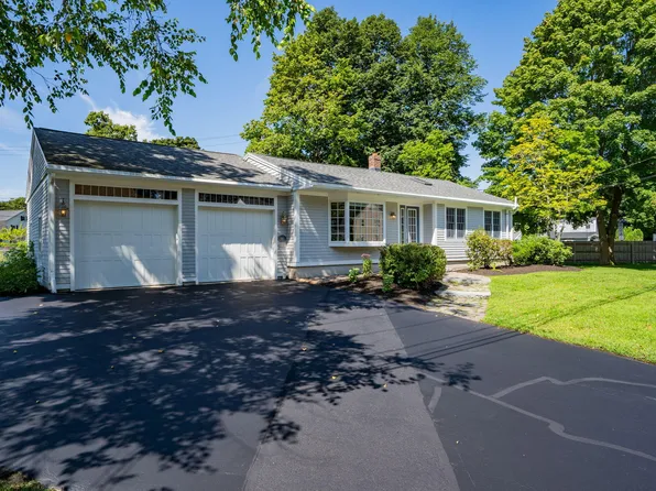 1 Andrews Avenue, Falmouth, ME 04105