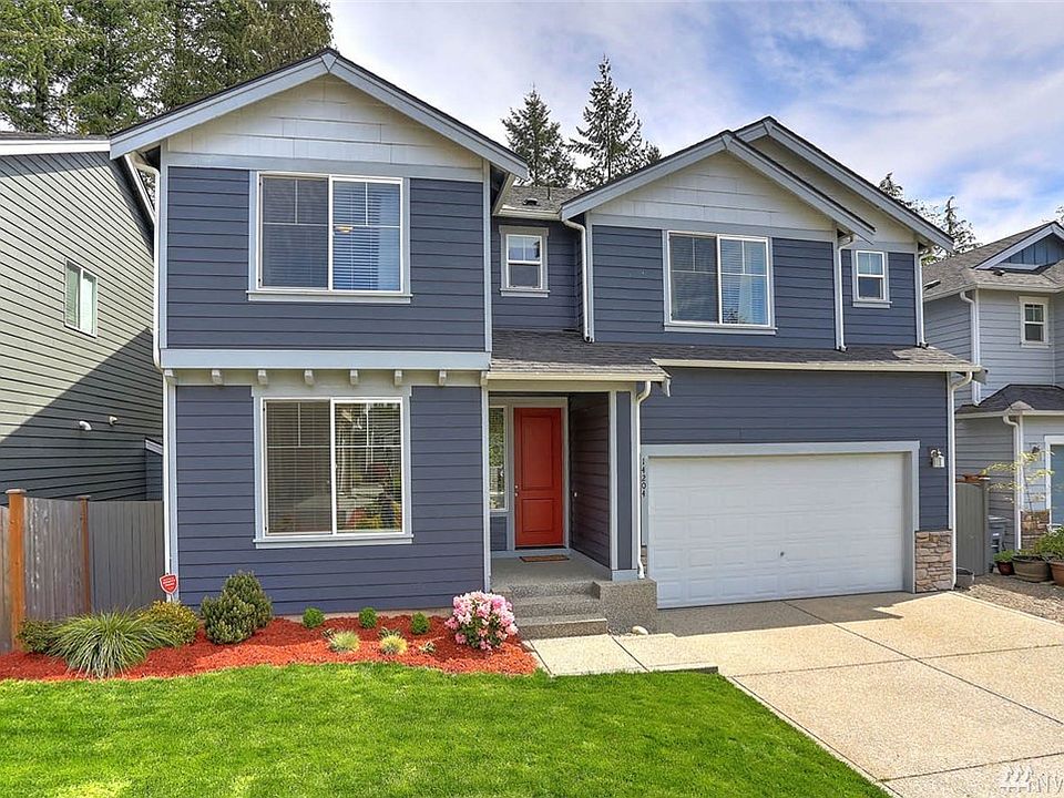 Want a newer house with over 3000 sq ft of living space? Look no further than here! Situated in a low-traffic cul-de-sac, this s