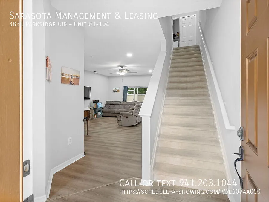 3 Bed 2.5 Bath Townhome with Den in Parkridge! — Photo 3