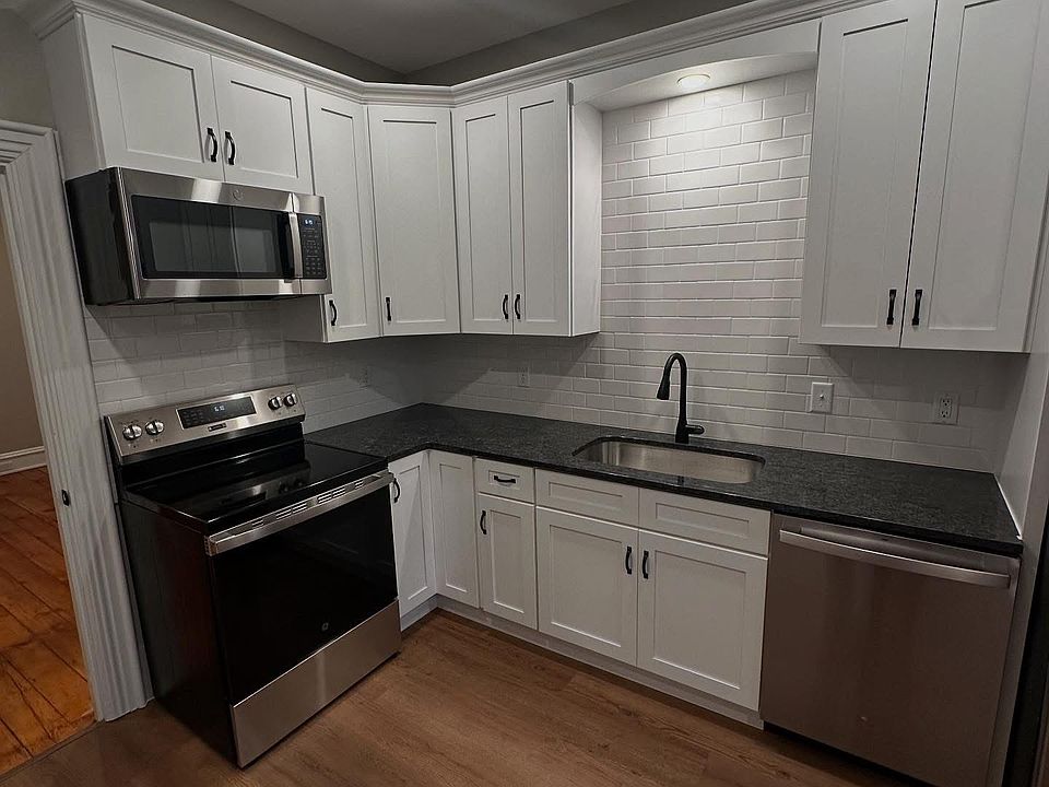 Newly remodeled kitchen! Tile backsplash, new appliances, new cabinets, granite counters