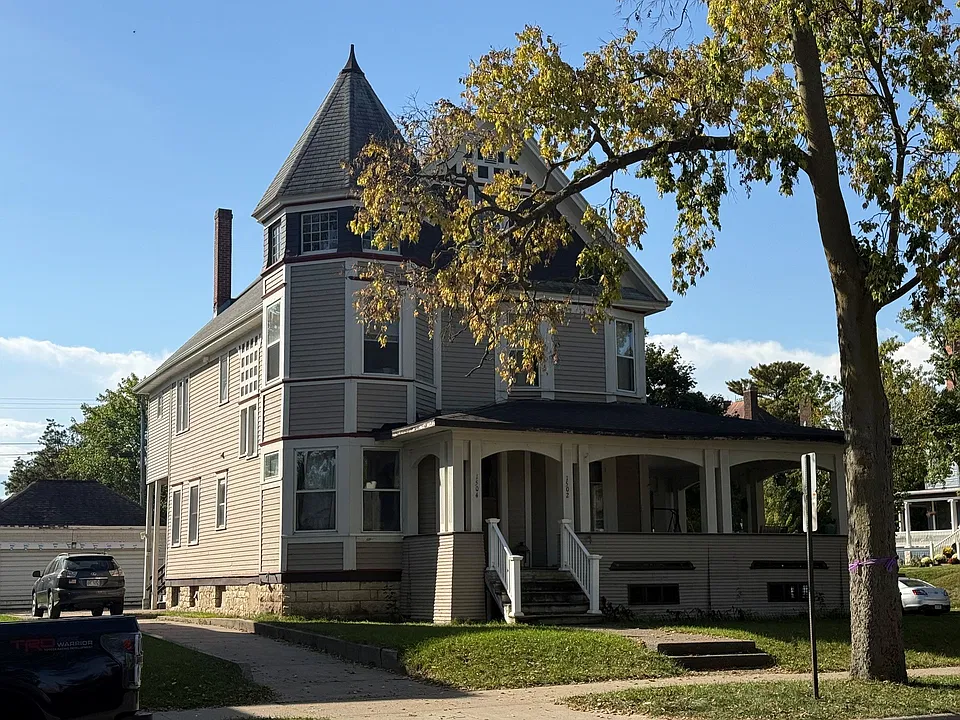 1502 Main St