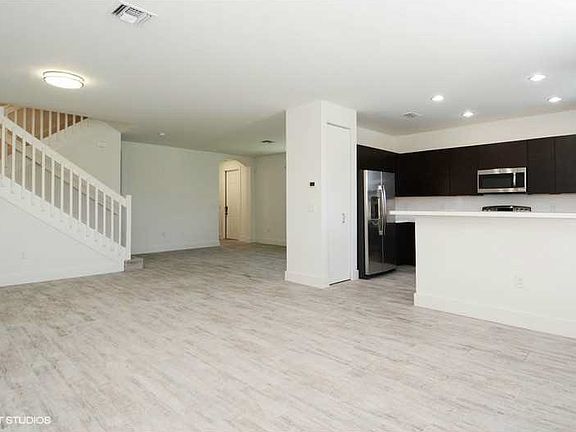 5th image of 818 W Village Cir