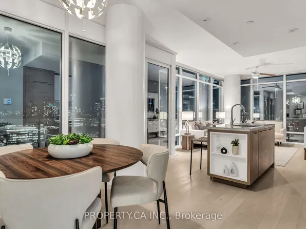 488 University Ave #3002, Toronto, ON M5G 0C1