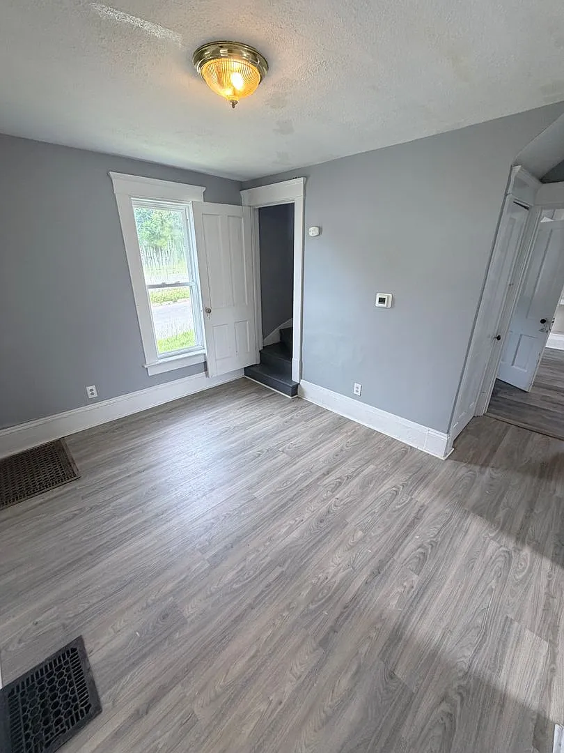 3 Bed / 1 Bath Spacious Layout with Walk-In Closet & First-Floor Laundry! — Photo 2