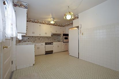3rd image of 812 Willow Dr