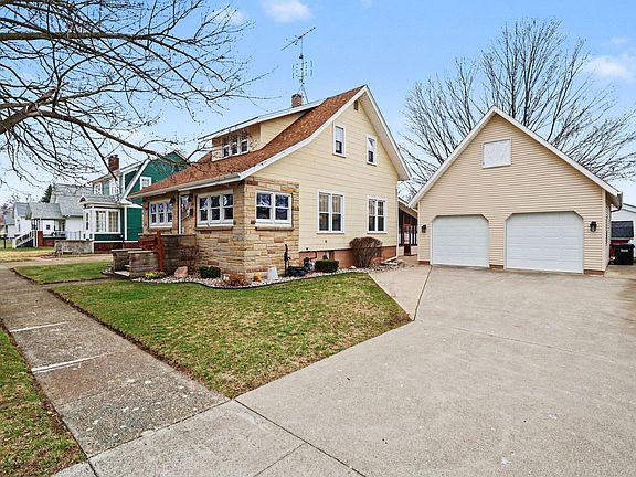 2nd image of 220 N Douglas St