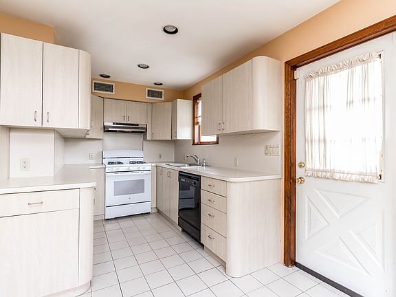5th image of 296 Burkhard Ave #296