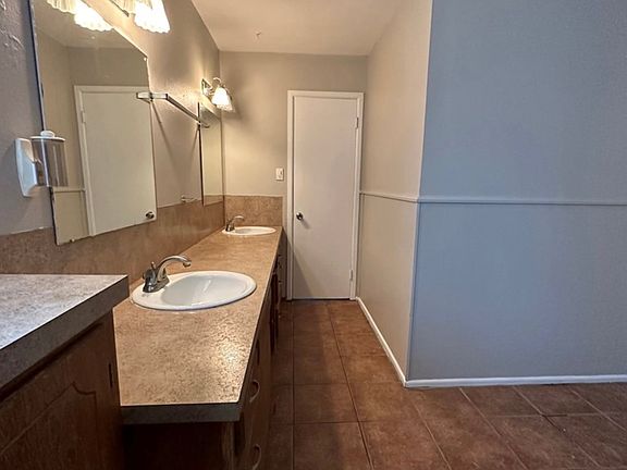 3rd image of 2200 W 18th St