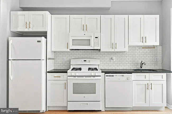 2 bed, 2.0 bath, 3204 sqft, $1,795 — Photo 4