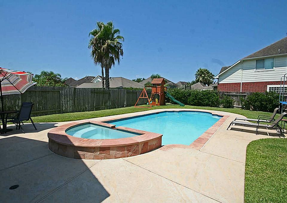 The pool is saltwater and has a spa and flagstone coping.