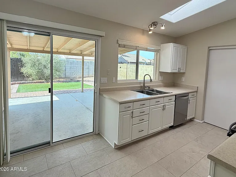 3005 W Ross Ave — Photo 4