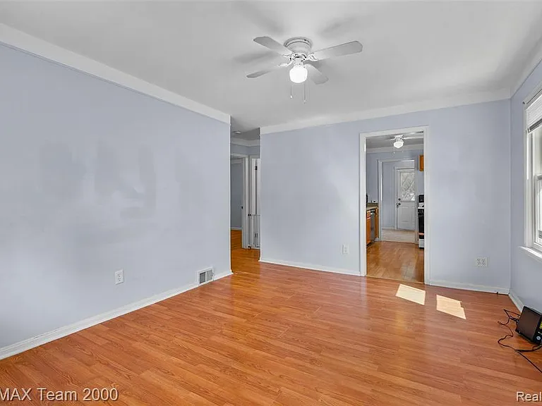 34080 Harroun St — Photo 9