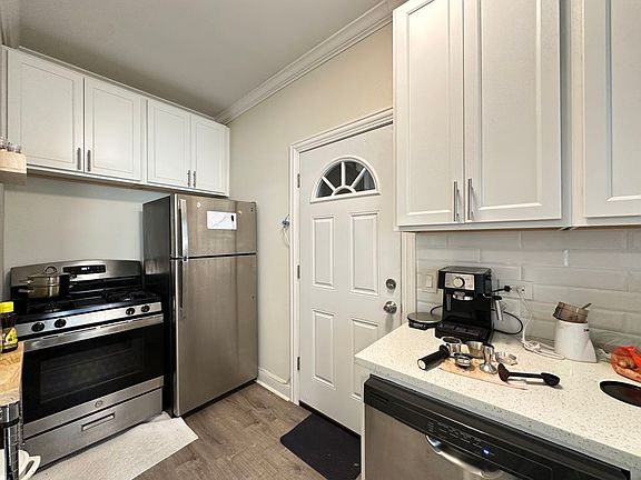 3rd image of 327 N Kedzie Ave #3