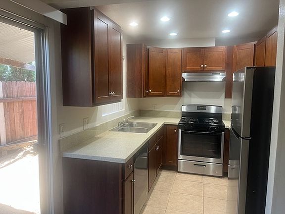4th image of 481 N Cypress St APT A
