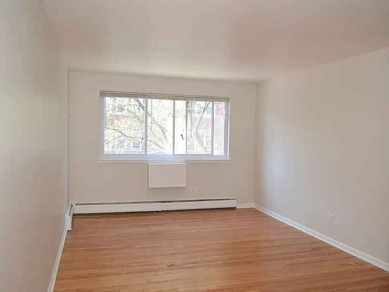 1040 Hollywood — Photo 12
