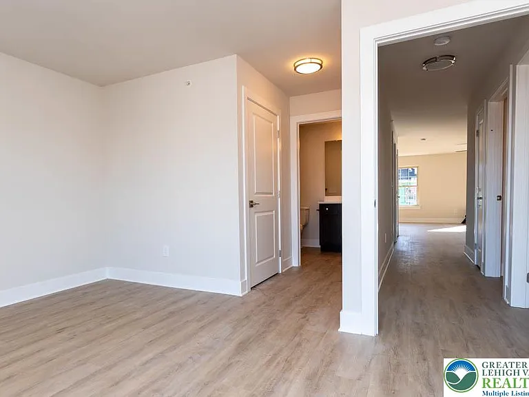 1275 E 4th St #202 — Photo 20