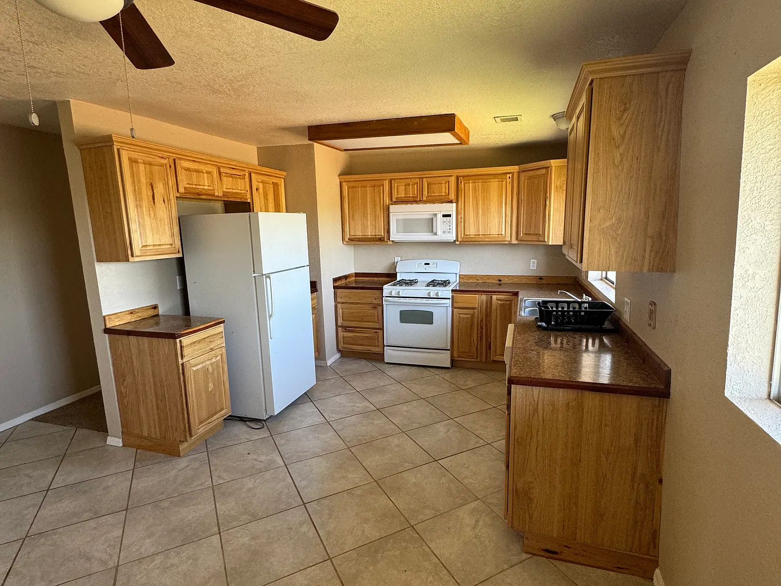 4 bed, 1873 sqft, $1,800 — Photo 2