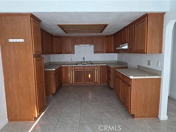 3rd image of 2894 N Elm Ave