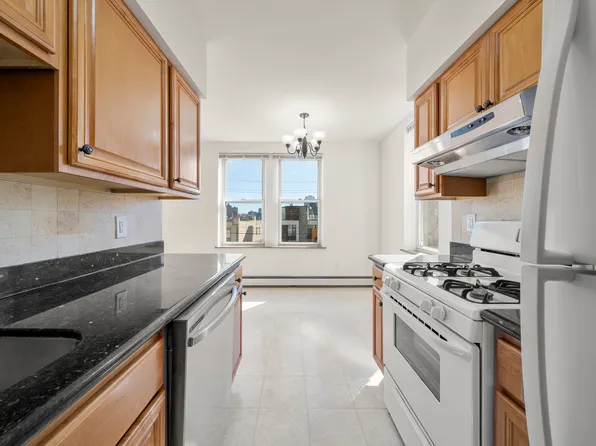 280 Undercliff Avenue image 6 of 23