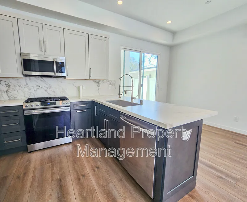 1 bed, 1.0 bath, $2,750 — Photo 2