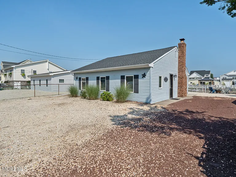 43 Florence Ln — Photo 2