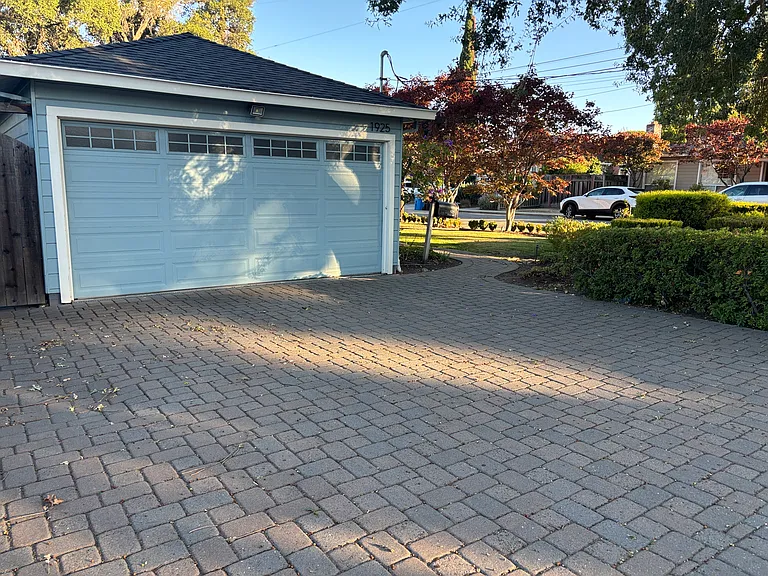1925 Howard Ave — Photo 4