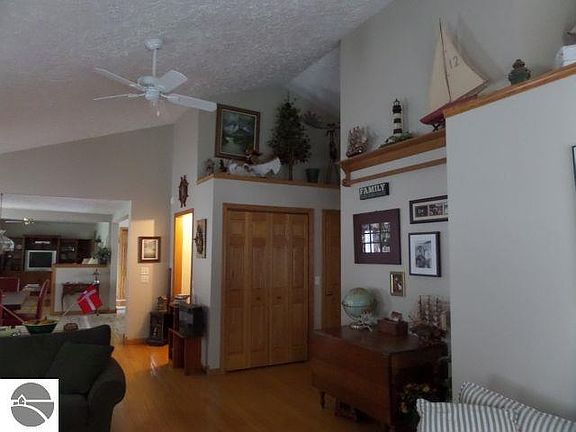 3rd image of 612 N Saint Marys St