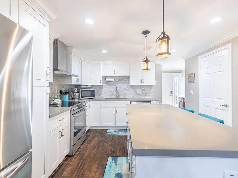 1038 Jeffery St — Photo 10