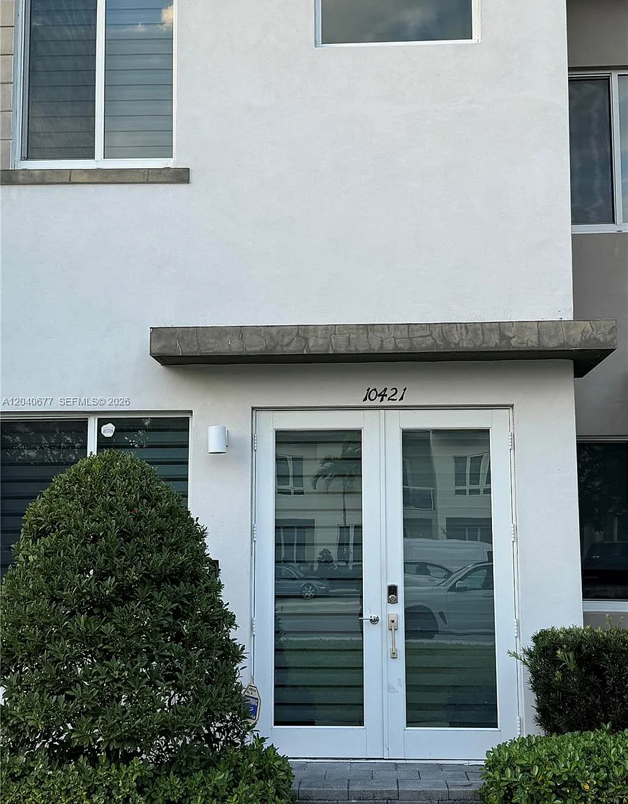 3 bed, 2.5 bath, 2379 sqft, $4,100 — Photo 1