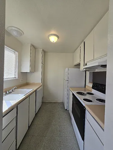 1221 N Peach Ave Photo 1