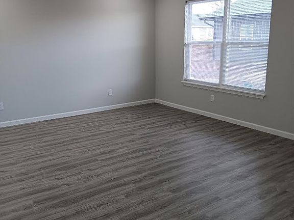 4th image of 305 Grant Ct