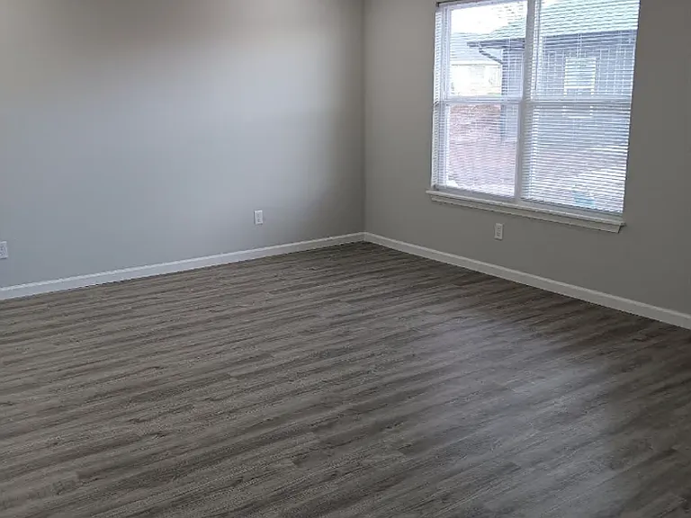 305 Grant Ct — Photo 4