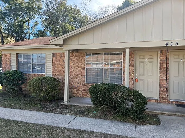 405 Schubert Dr #C — Photo 2