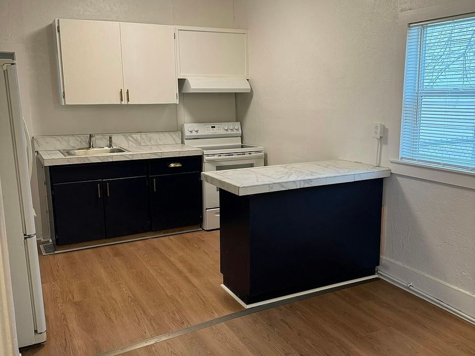 Kitchen w/Island