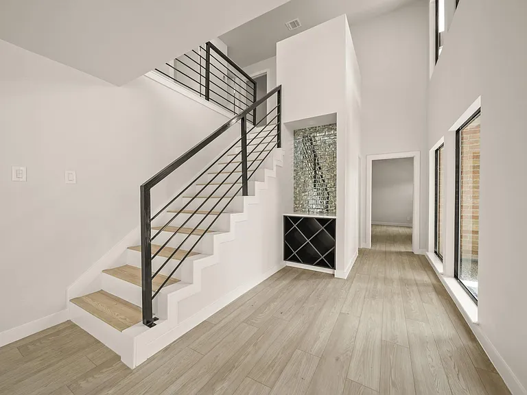 3010 Manila Ln — Photo 2