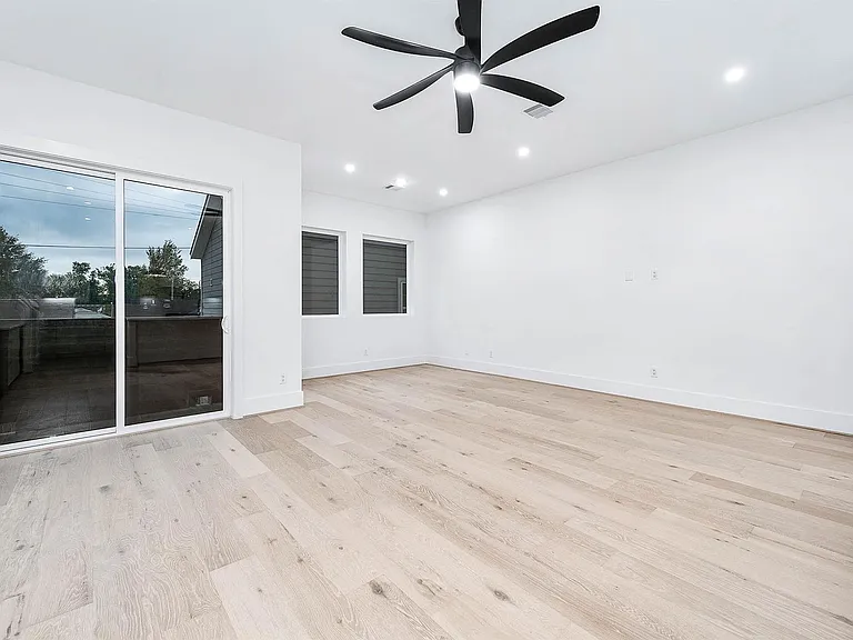 319 N Nagle St — Photo 14