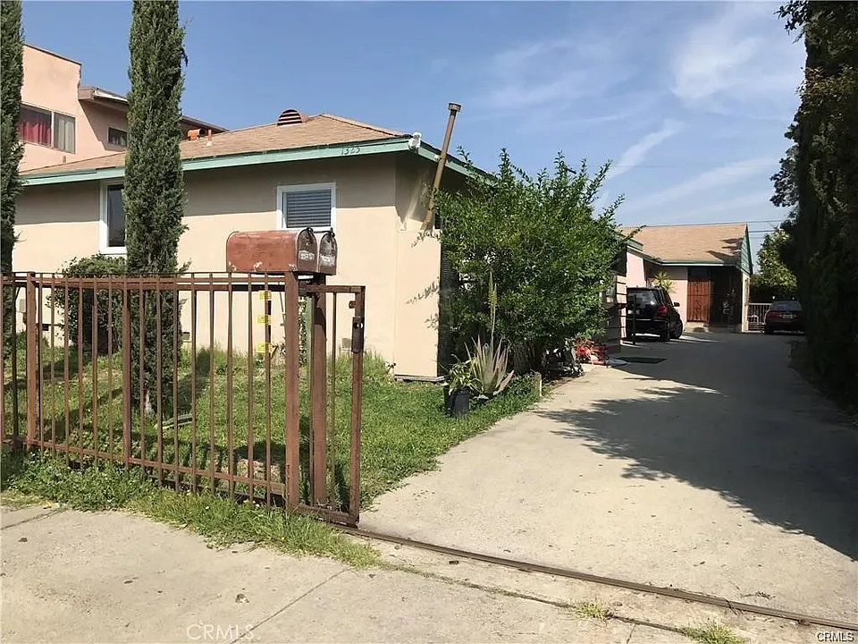 1325 W 36th Pl