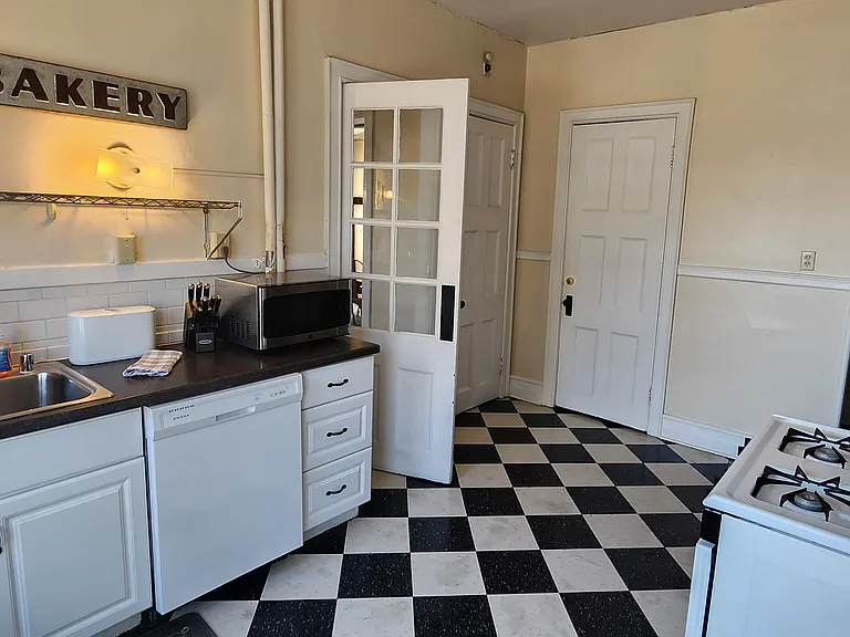 St. James Court Historic Apartments — Photo 8