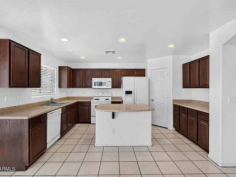 7823 S 48th Ln — Photo 9