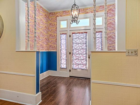 3rd image of 407 Robinson St
