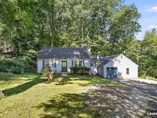2 Nydam Lane, Franklin Lakes, NJ 07417